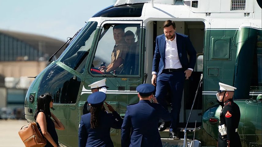 O vice-presidente JD Vance sai do helicóptero Marine Two à chegada à Base Conjunta Andrews, no Maryland, sábado, 20 de junho de 2026, a caminho da Suíça.