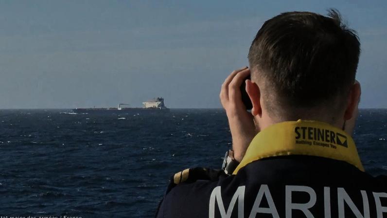 França reforça medidas para travar navios-tanque com falsas bandeiras que transportam petróleo russo