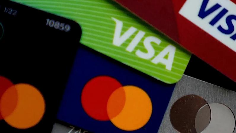 Foto de arquivo - Vários cartões de crédito Visa e Mastercard são vistos em Buffalo Grove, Illinois, quinta-feira, 8 de fevereiro de 2024. (AP Photo/Nam Y. Huh, Arquivo)