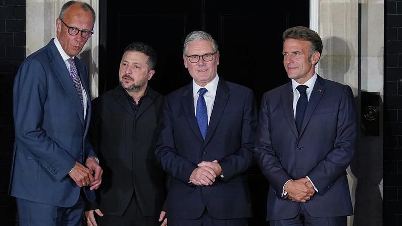 Friedrich Merz, Keir Starmer, Emmanuel Macron e Volodymyr Zelenskyy posam à porta do n.º 10 de Downing Street, após reunião em Londres, domingo, 7 de junho de 2026