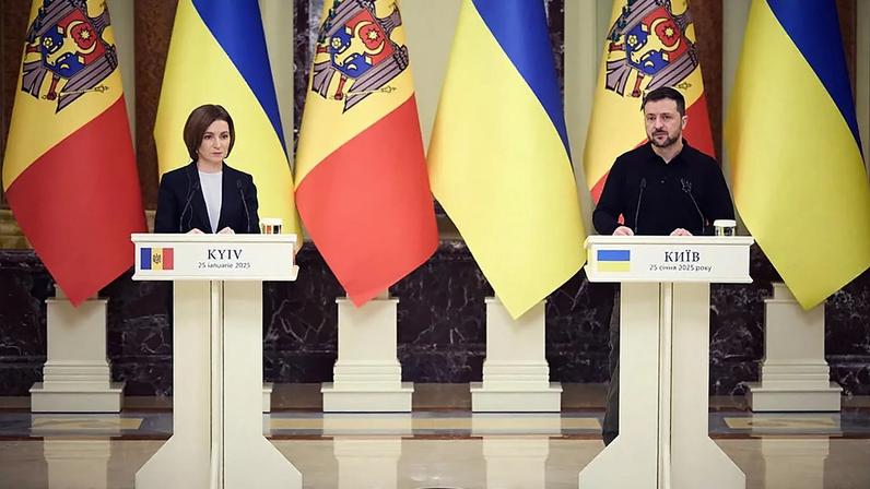 A presidente moldava Maia Sandu, à esquerda, e o presidente ucraniano Volodymyr Zelenskyy, à direita
