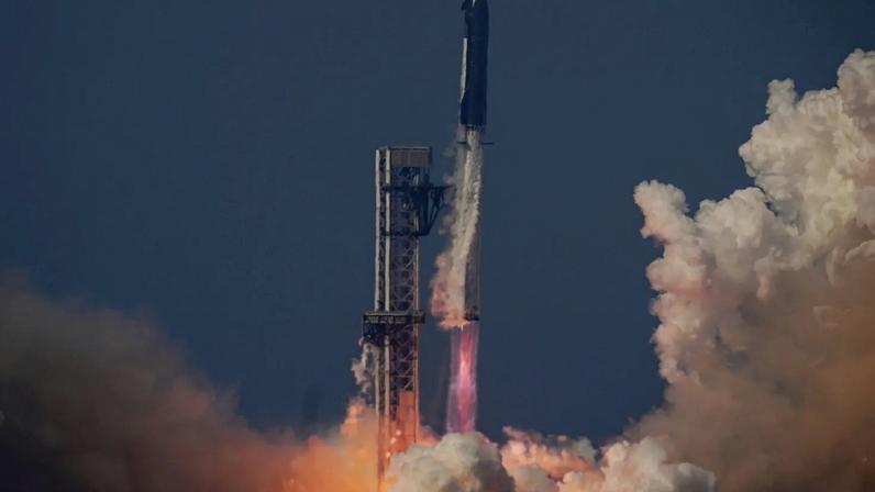 Foguetão gigante Starship da SpaceX faz voo de teste em Starbase, Texas, 22 de maio de 2026