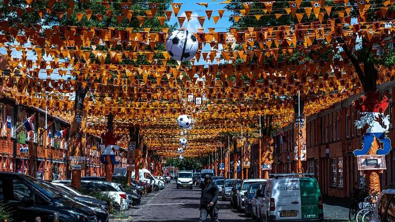 Rua Marktweg, em Haia, nos Países Baixos, decorada antes do arranque do Mundial de futebol