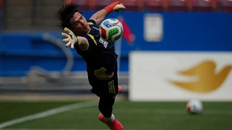 Guarda-redes sueco Jacob Widell Zetterström tenta a defesa durante treino da seleção masculina da Suécia no Texas, antes do Mundial de futebol da FIFA de 2026, em 9 de junho