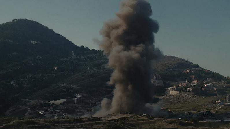 Fumo sobe ao céu após um ataque militar israelita no sul do Líbano, visto do norte de Israel, sexta-feira, 19 de junho de 2026.