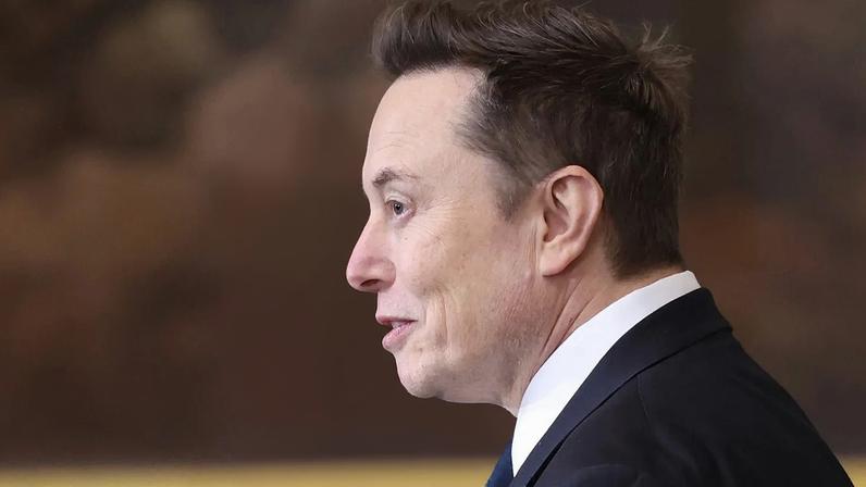 O CEO da Google Sundar Pichai (à esquerda) e o CEO da Tesla e SpaceX Elon Musk chegam à Rotunda do Capitólio, em Washington, antes da 60.ª tomada de posse, na segunda-feira