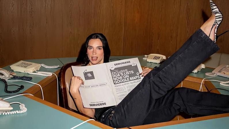 Dua Lipa visita livrarias e Pristina durante viagens pela Europa