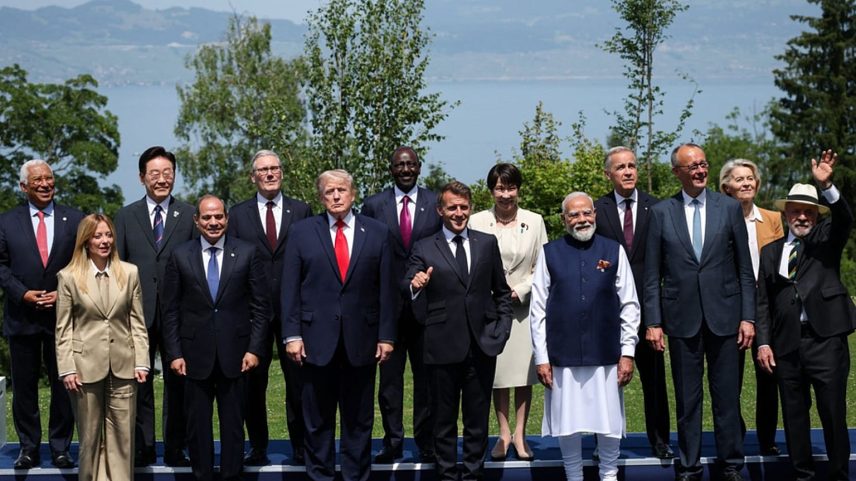 Líderes do G7 e de outros países posam para a foto de grupo na cimeira do G7 em Evian-les-Bains, França, terça-feira, 16 de junho de 2026