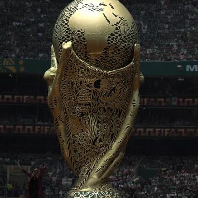Adeptos reúnem-se no Estádio da Cidade do México antes do Mundial