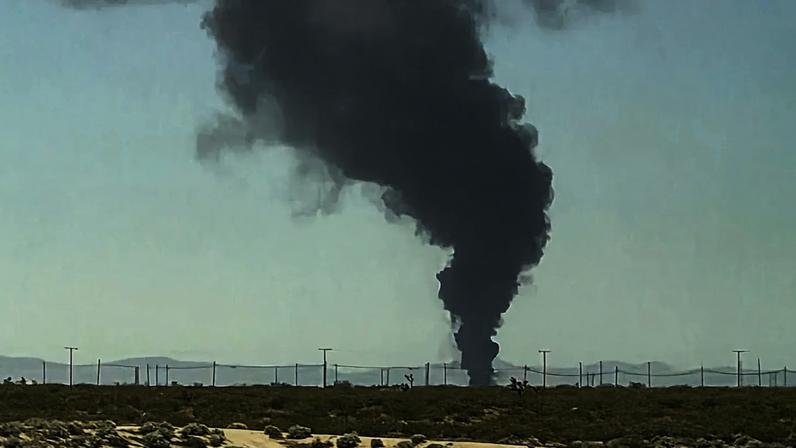 Colunas de fumo erguem-se de um bombardeiro B-52 que se despenhou pouco depois da descolagem, numa base da Força Aérea dos EUA no sul da Califórnia,
