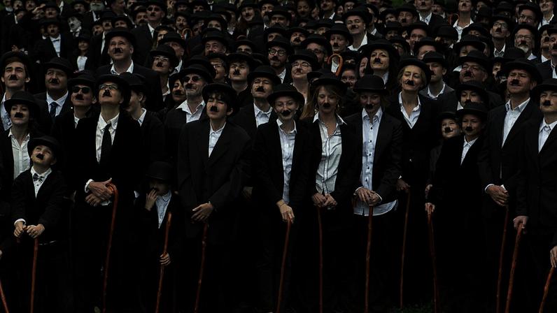 Suíços vestem-se como Charlie Chaplin para tentar recorde mundial