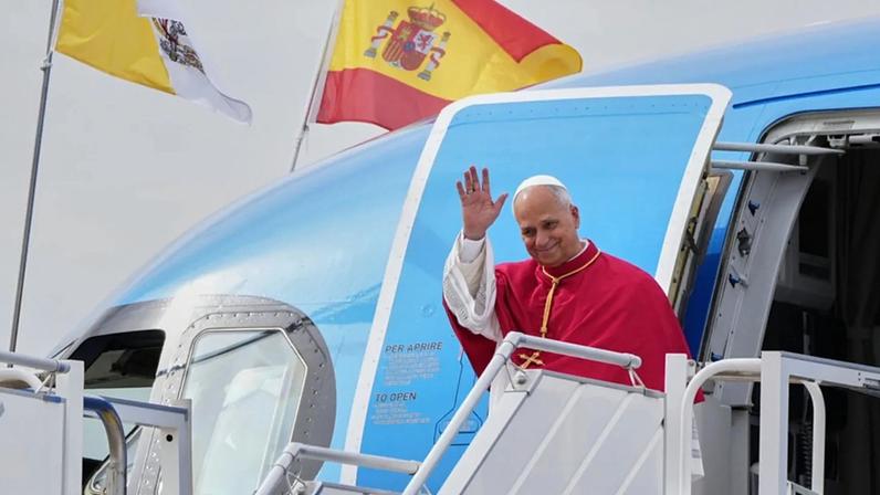 Papa Leão XIV chega ao aeroporto Adolfo Suárez, em Madrid, no início de uma viagem apostólica de sete dias à Espanha e Canárias, sábado, 6 de junho de 2026