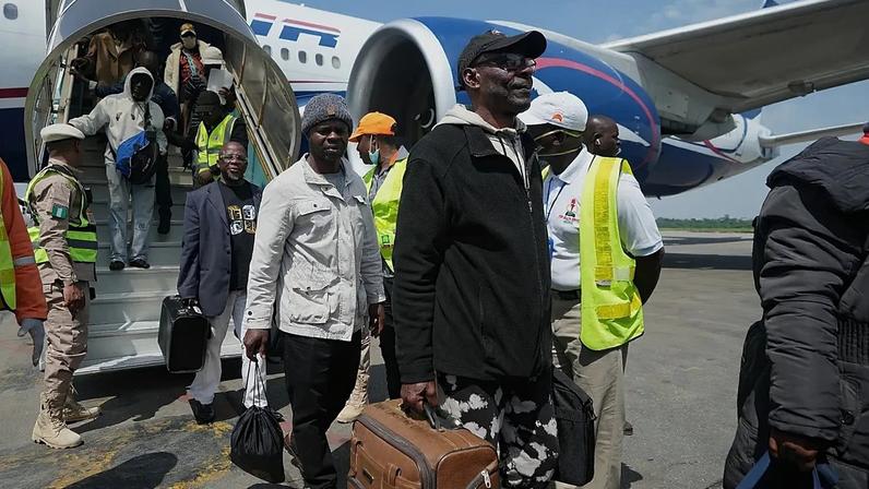 Nacionais nigerianos repatriados da África do Sul chegam a Lagos, 11 de junho de 2026
