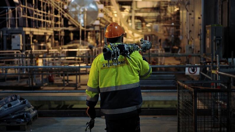 Trabalhador da construção civil caminha na sala das turbinas da central nuclear Olkiluoto 3 (OL3), em Eurajoki, no sudoeste da Finlândia, 23 de março de 2011
