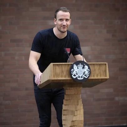 Quem é o Hot Podium Guy, rosto viral da crise política no Reino Unido