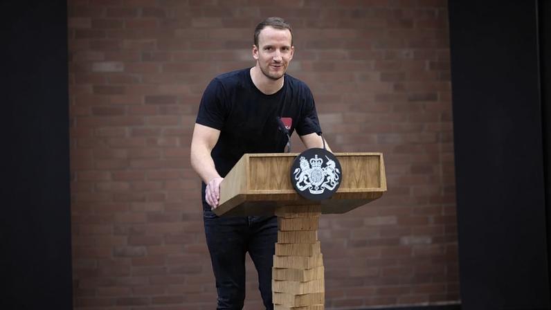 Quem é o Hot Podium Guy, rosto viral da crise política no Reino Unido