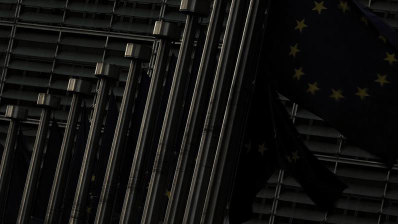 ARQUIVO: Bandeiras europeias ondulam ao vento frente à sede da UE em Bruxelas, 3 de setembro de 2025