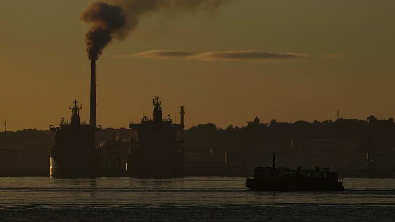 Um ferry atravessa a baía de Havana passando pela refinaria de petróleo Nico López, onde há navios-tanque ancorados na baía de Havana, Cuba, a 24 de março de 2026