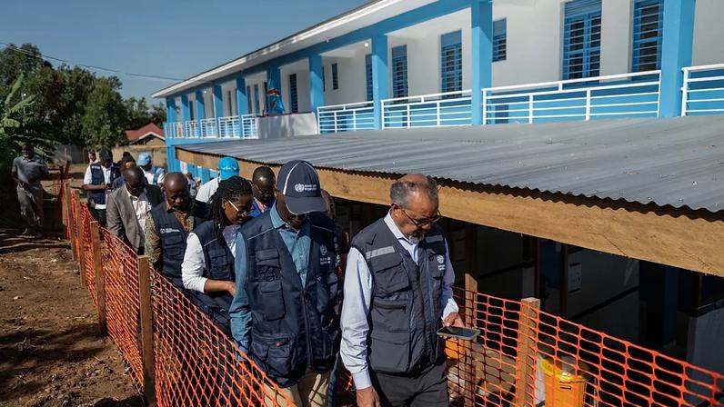 Director-geral da Organização Mundial da Saúde (OMS), Tedros Adhanom Ghebreyesus, visita o Centro Médico Evangélico (CEM) em Bunia, Congo, domingo, 31 de maio de 2026