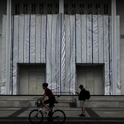 Cobertura com lonas no Kennedy Center de Trump gera críticas