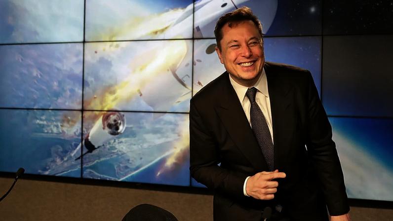 Elon Musk, fundador, CEO e engenheiro-chefe/projetista da SpaceX, durante uma conferência de imprensa após um voo de teste do foguetão Falcon 9 da SpaceX em Cabo Canaveral