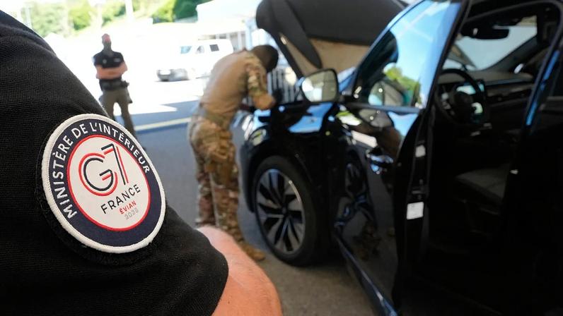Especialistas em desminagem inspecionam viaturas junto a um perímetro de segurança, em Évian-les-Bains, França, domingo, 14 de junho de 2026, antes da cimeira do G7