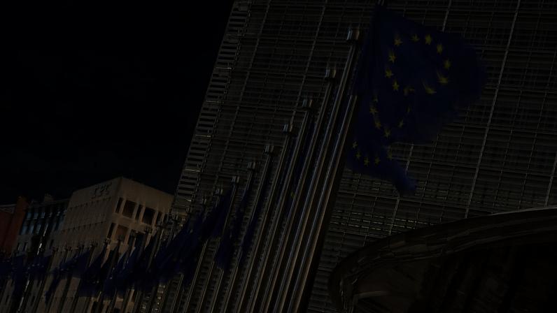 Bandeiras da União Europeia ondulam ao vento junto à sede da UE em Bruxelas, terça-feira, 12 de maio de 2026