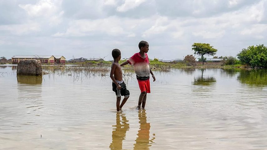 Imagem de arquivo: crianças caminham por um campo inundado no condado de Mandera, no Quénia.