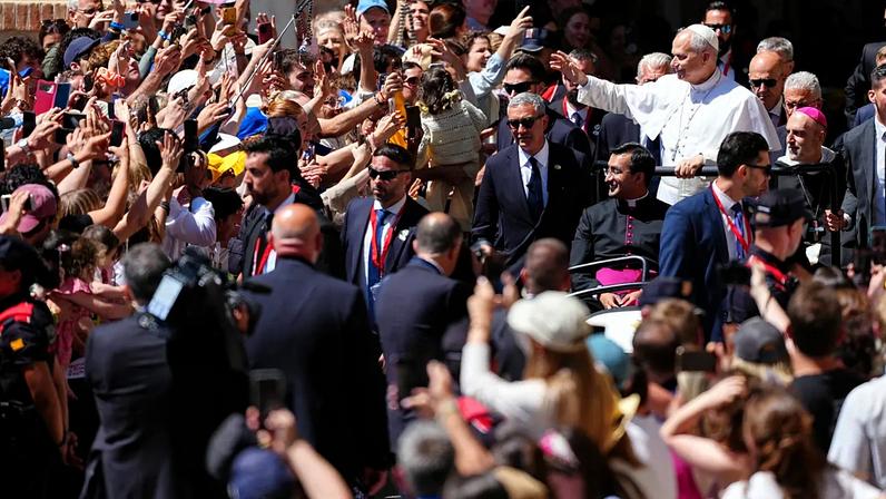 Papa saúda fiéis em Barcelona