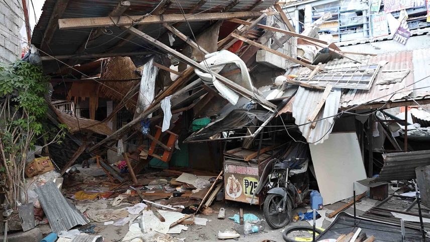 Casas danificadas após o terramoto em General Santos, nas Filipinas
