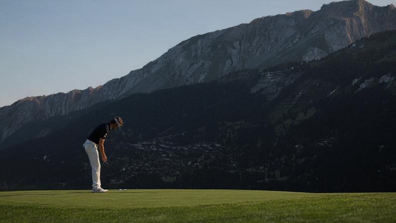 Golfista francês Raphaël Jacquelin executa um putt durante o European Masters em Crans-Montana, Suíça