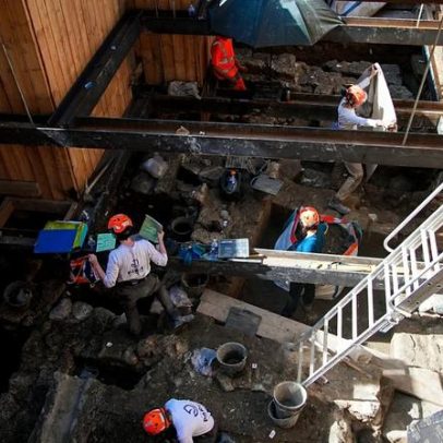 Escavações mostram séculos de história sob a praça de Notre-Dame