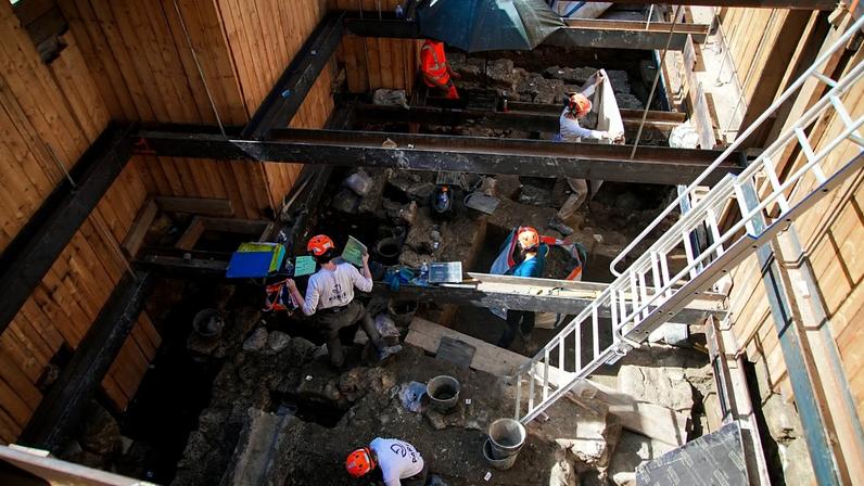 Equipas de arqueologia cavam a 4 metros de profundidade durante escavações junto à Catedral de Notre-Dame, em Paris