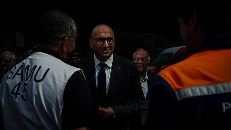 O ministro do Interior francês Laurent Nuñez visita um posto médico à margem de uma festa rave 'teknival' numa base militar, em Cornusse, França, 3 de maio de 2026