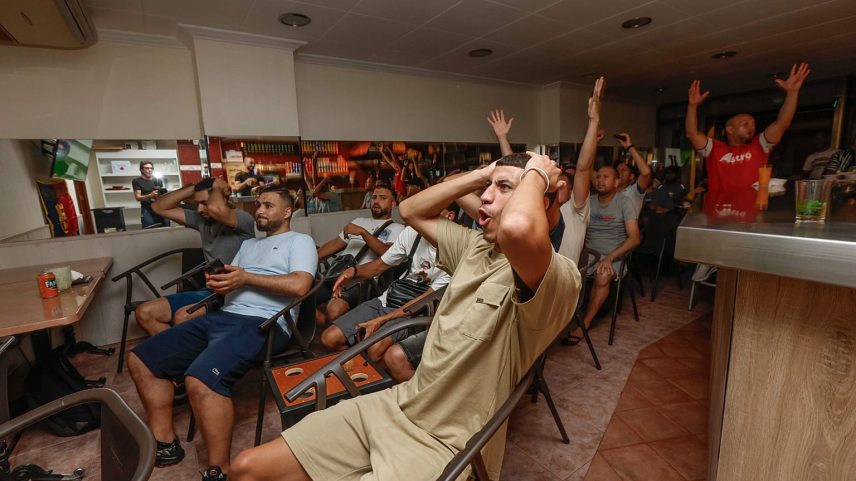 Adeptos festejam um golo da Euro 2024 num bar em Mataró