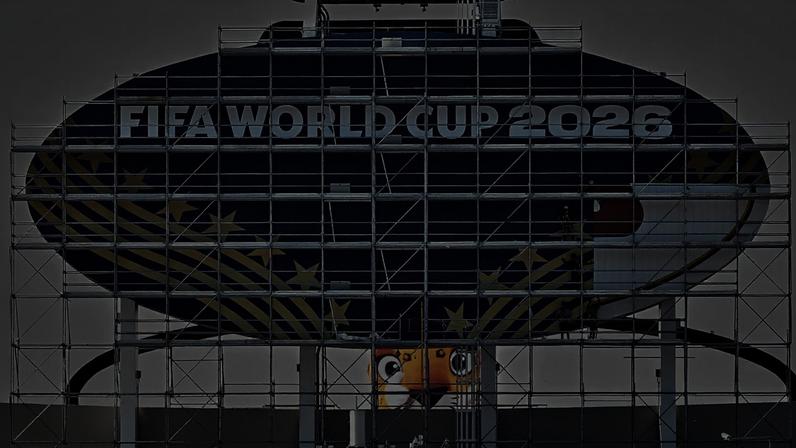 Trabalhadores transformam o Arrowhead Stadium, um dos palcos do Mundial, no Estádio de Kansas City, em Kansas City, a 8 de junho de 2026