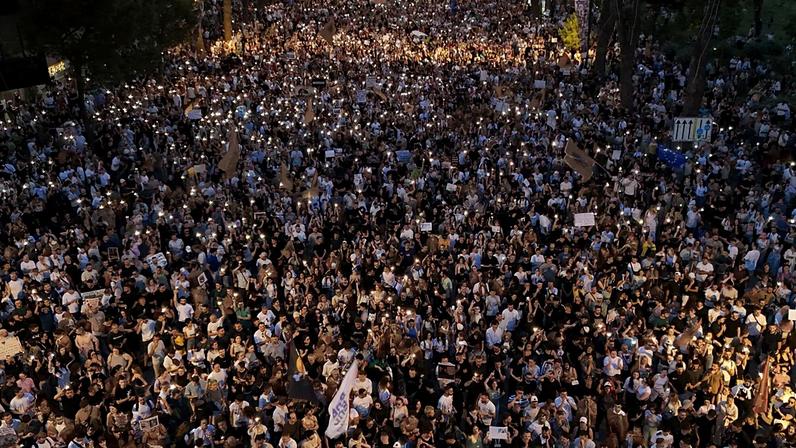 Milhares protestam na Albânia pedindo demissão do primeiro-ministro