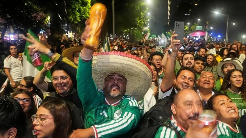Adeptos mexicanos festejam vitória sobre a Coreia do Sul no jogo do Grupo A do Mundial, no Anjo da Independência, na Cidade do México, 18 de junho de 2026
