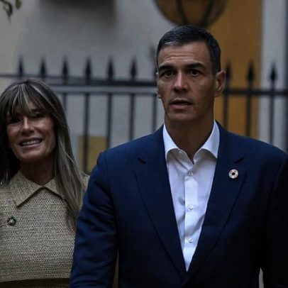 Esposa do primeiro-ministro espanhol entrega passaporte a juiz