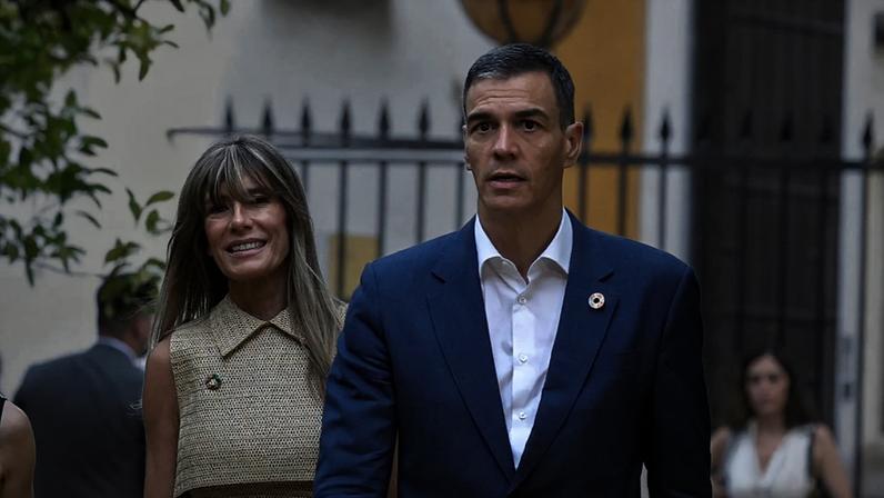 Esposa do primeiro-ministro espanhol entrega passaporte a juiz