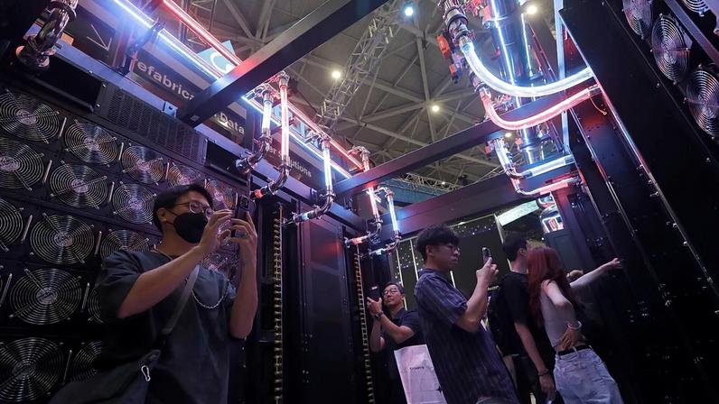 Arquivo – Visitantes observam o centro de dados modular com IA da DELTA na feira Computex Taipei. 2 de junho de 2026.