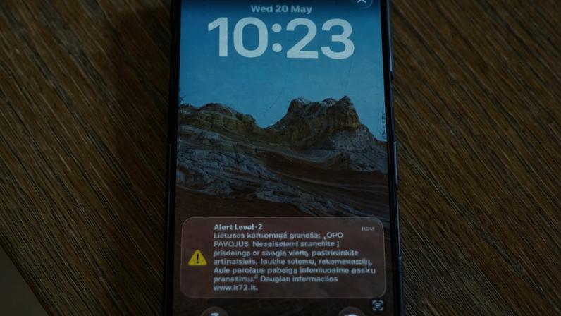 Telefone mostra mensagem de alerta a residentes em Vilnius, na Lituânia, para permanecerem em casa durante incursão de drones em 20 de maio de 2026