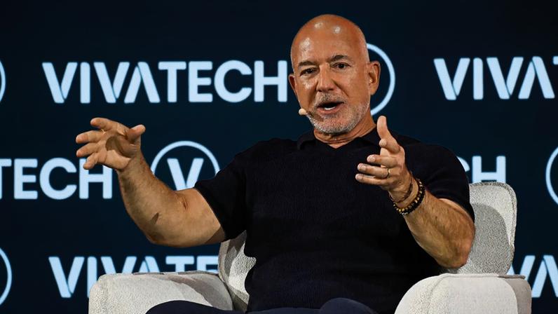 Bezos na VivaTech defende colonização lunar para proteger a Terra