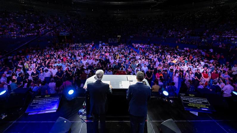 Pastor de Trump apresenta auge evangélico em Madrid antes da visita do Papa