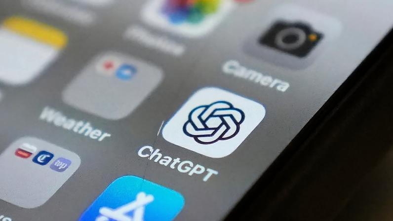 ARQUIVO - Ícone da aplicação ChatGPT é visto no ecrã de um smartphone, em 4 de agosto de 2025, em Chicago
