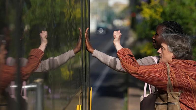 Em Lisboa, duas mulheres batem à porta de um autocarro num terminal rodoviário durante uma greve geral de 24 horas contra reformas laborais, 3 de junho de 2026