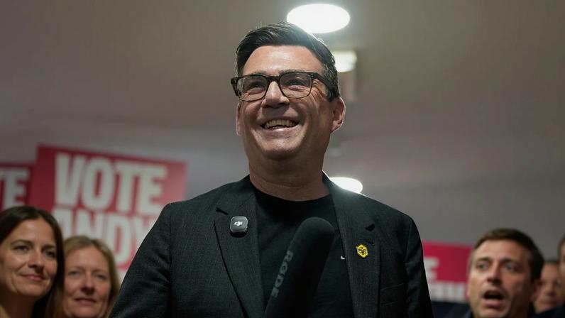 Andy Burnham discursa no St Jude's ARLFC, em Wigan, Inglaterra, sábado, 13 de junho de 2026, em campanha para as eleições intercalares em Makerfield.