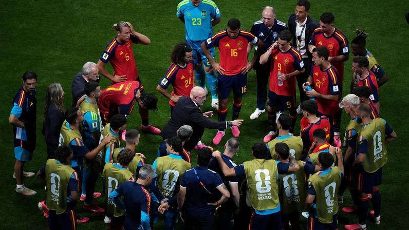 Luis de la Fuente conversa com os jogadores durante uma pausa no jogo do Grupo H entre Espanha e Cabo Verde em Atlanta, em 15 de junho de 2026