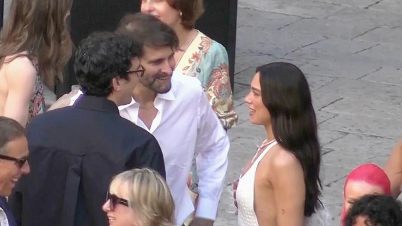 Dua Lipa e Callum Turner celebram casamento na Sicília com convidados