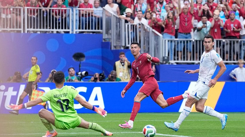 Cristiano Ronaldo, português, marcou o terceiro golo da sua equipa, ao bater o guarda-redes usbeque Abduvohid Nematov no Mundial realizado em Houston